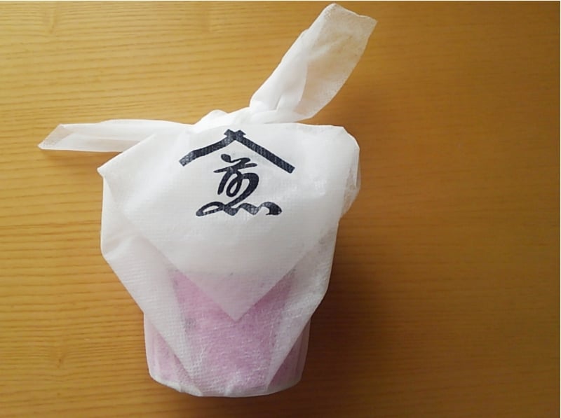煎茶堂東京のオリジナル風呂敷に包んで