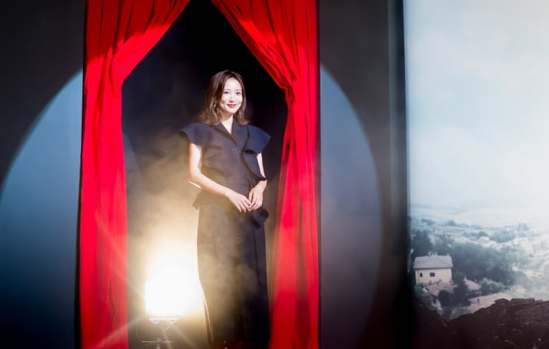 物語の鍵を握るマリア・ロス役の夏菜さん