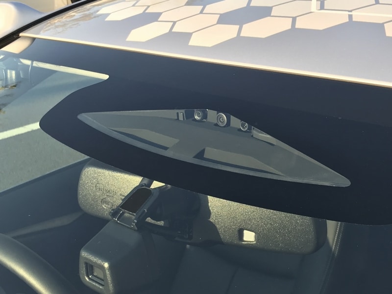 信号や一時停止は、車両前方に搭載されたこのカメラで行う。信号識別能力はほぼ100％