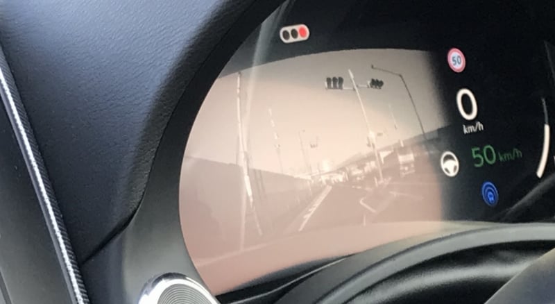 信号を識別している様子がインパネのモニターから伺える