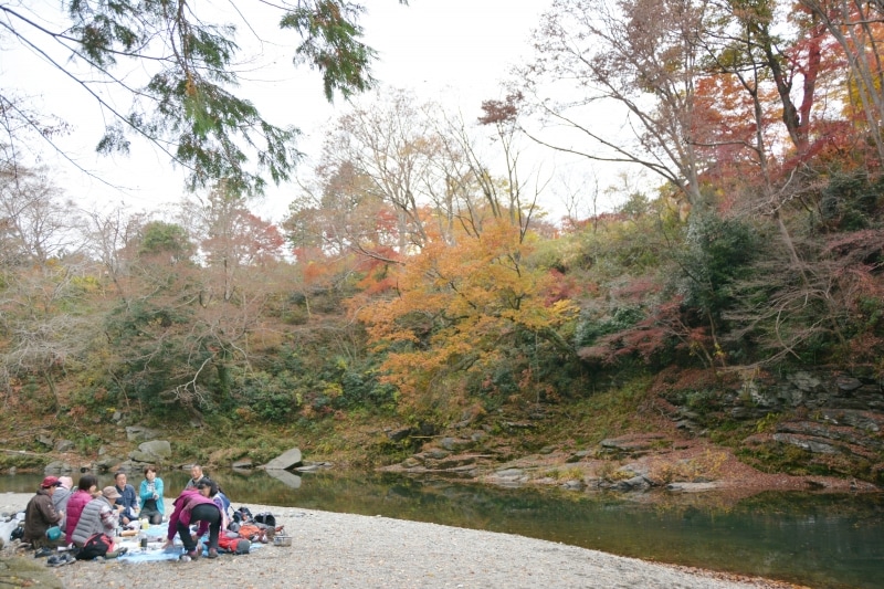 冠水橋が架かる河原でバーベキューをするグループ