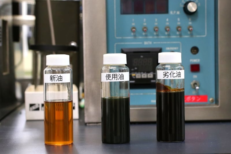 研究室のオイルサンプルを見せて頂きました