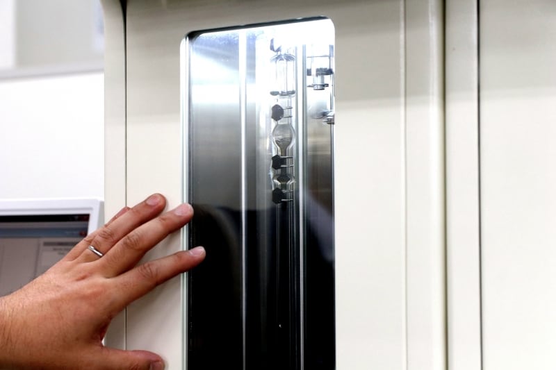 こちらの測定機で、オイルの粘度を測定するそうです