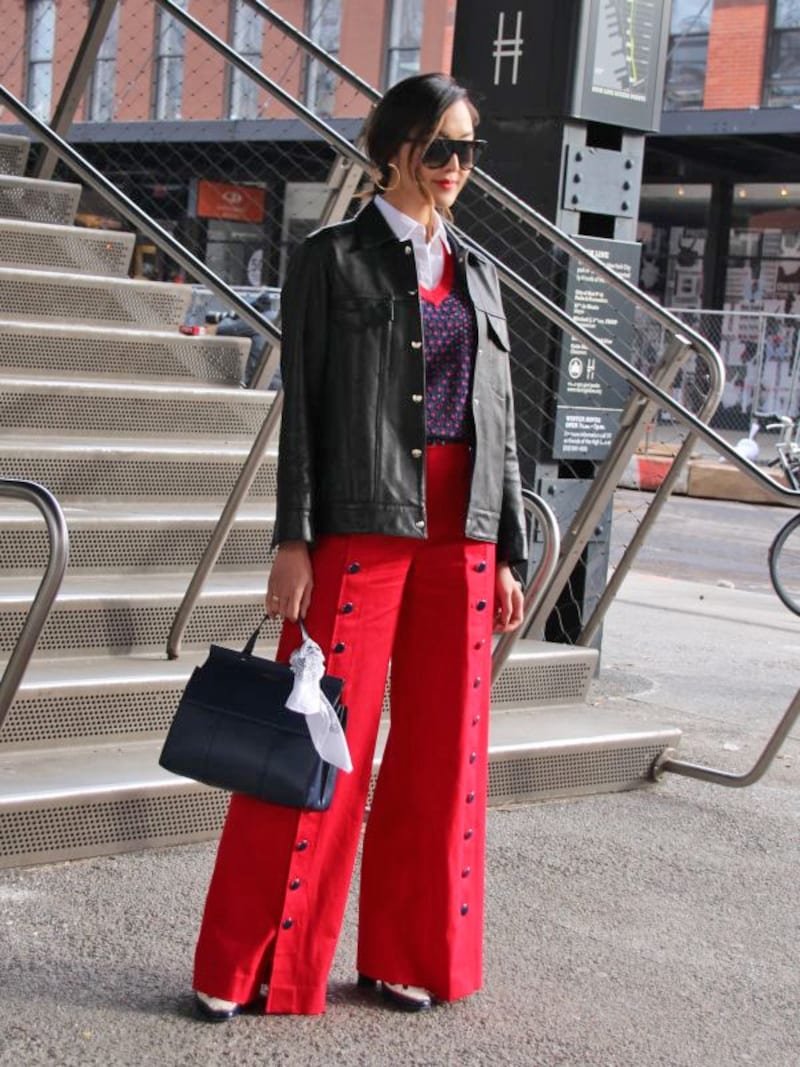 赤のワンドパンツに黒レザーが映えるundefined(c)Rie Miyata