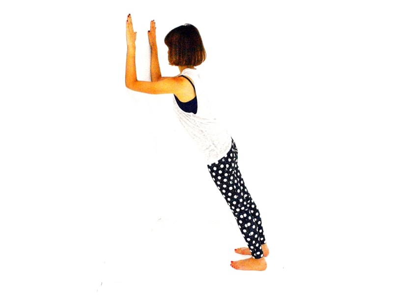 エアープランク1undefined両肘を壁につけ、ドローイングした状態を作り体をまっすぐ伸ばす