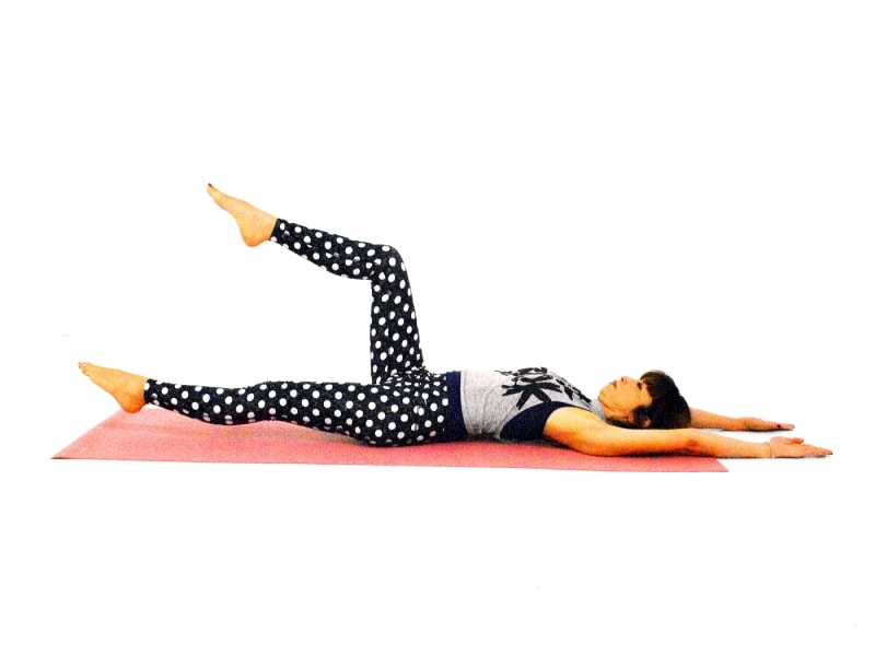 白湯プラス太ももエクササイズ2undefined左足を床ギリギリまでおろす