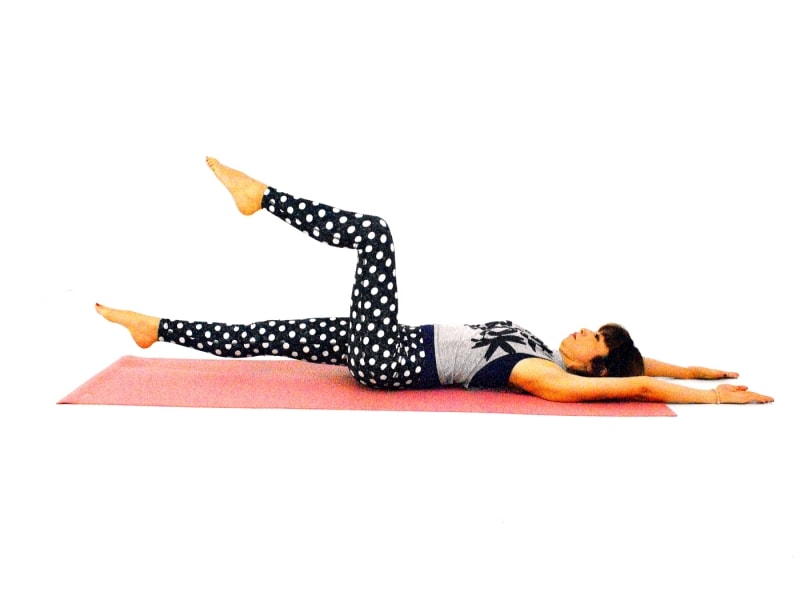 白湯プラス太ももエクササイズ3undefined右足を床ギリギリまでおろす