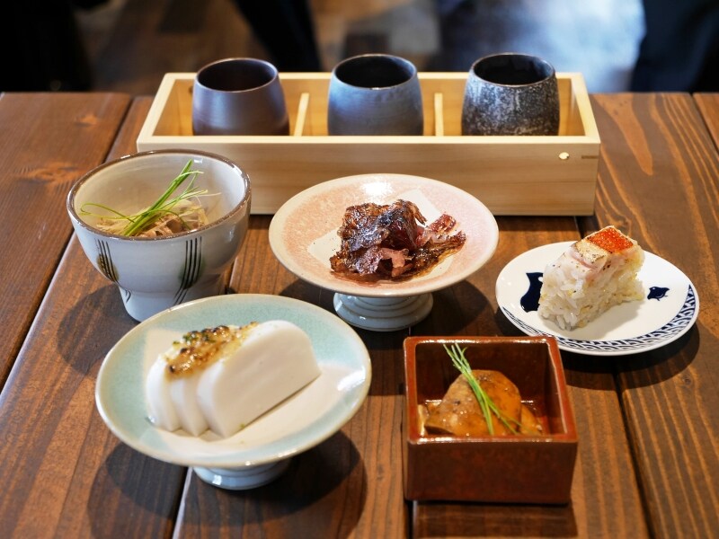 日本酒もアテも少しずつ、いろいろ試せる気軽な価格と量がうれしい！（2017年11月17日撮影）