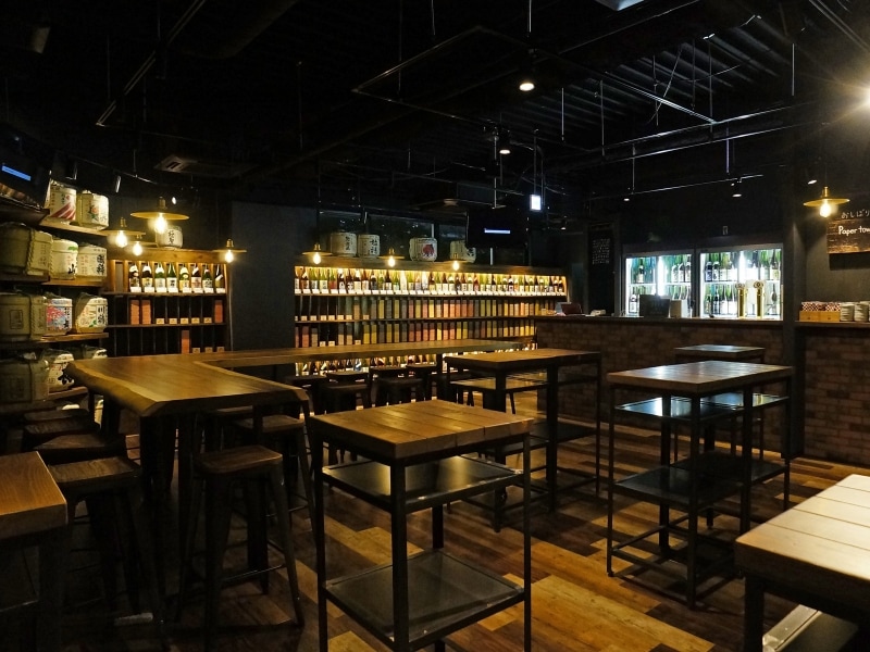 テーブルやカウンター、棚には木（モンキーポッドやセン、クリなど）が使われており、あたたかみがあり、異国情緒あふれる空間（画像提供：広報事務局）