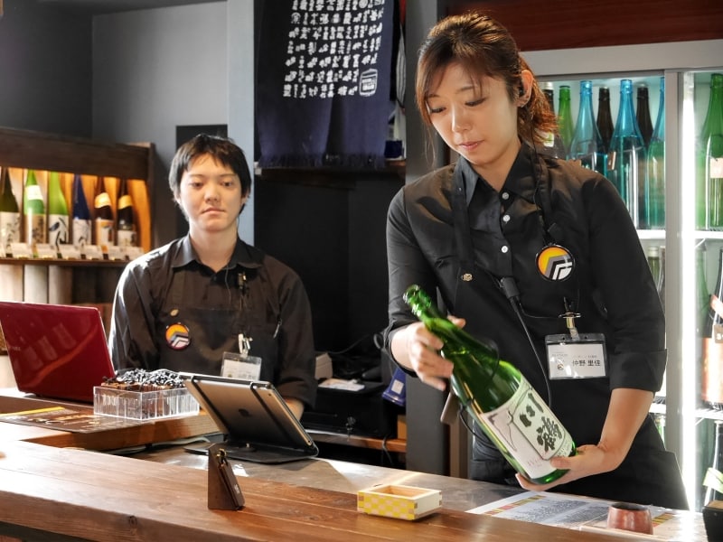 枡と番号札をカウンターに持っていき、お酒を受け取ります（2017年11月17日撮影）