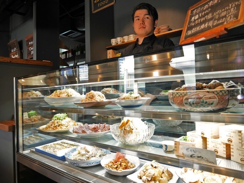 「アテ」はショーケースの中から選べます。季節の素材を使った「おばんざい」が中心で2～3人でつまめる量（2017年11月17日撮影）