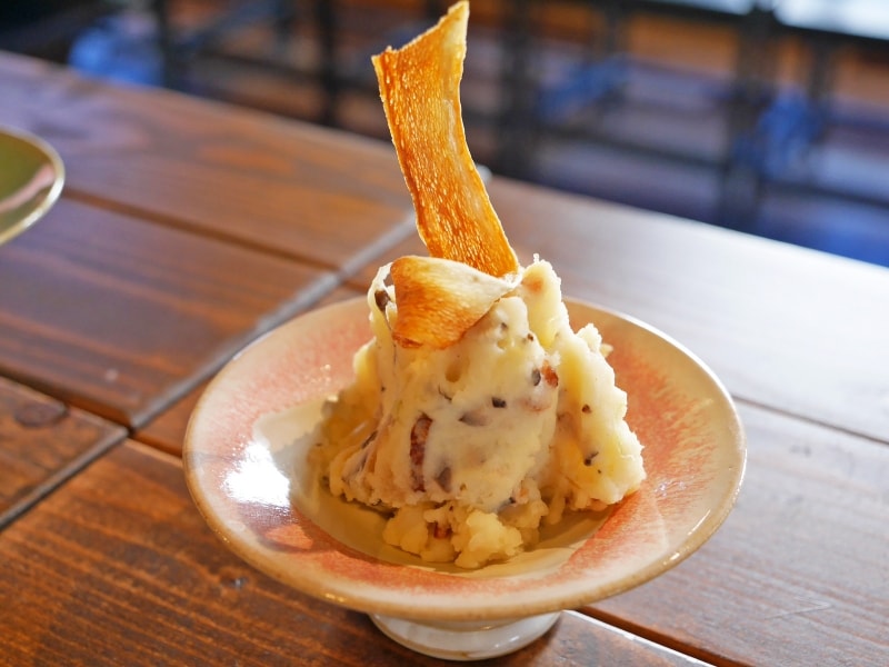 思わず写真を撮りたくなる盛り付けとオリジナルの器に注目。画像は「山ごぼうのポテトサラダ（490円）」※メニューは日によって変化します（2017年11月17日撮影）