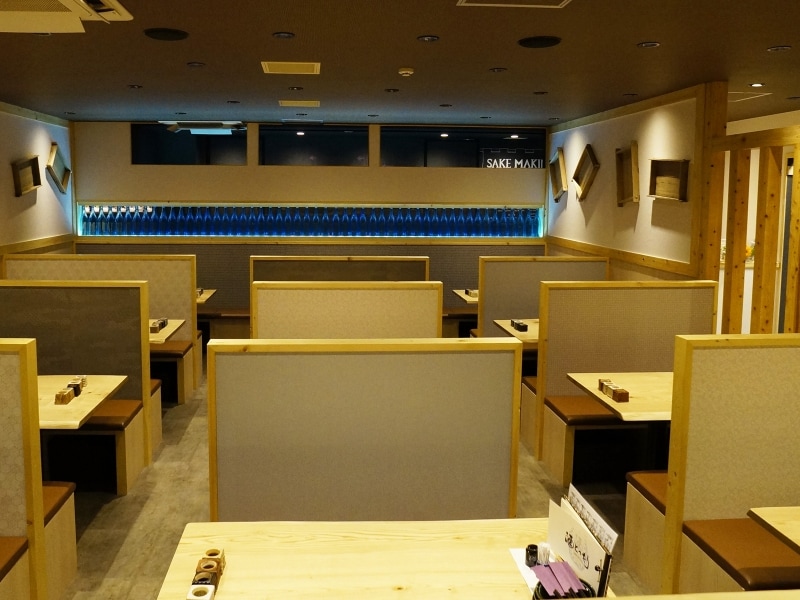 ベージュを基調とした落ち着いた空間の「酒とったり」。ナチュラルな木を使った、高級すぎずカジュアルすぎない雰囲気（画像提供：広報事務局）