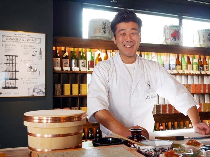 その日仕入れた魚介類で、寿司職人がひとつひとつていねいに握ってくれます（2017年11月17日撮影）