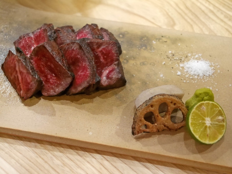 「備長炭ステーキ（1780円～）」。カウンターからは炭火で焼く様子がガラス越しに見られます（2017年11月17日撮影）