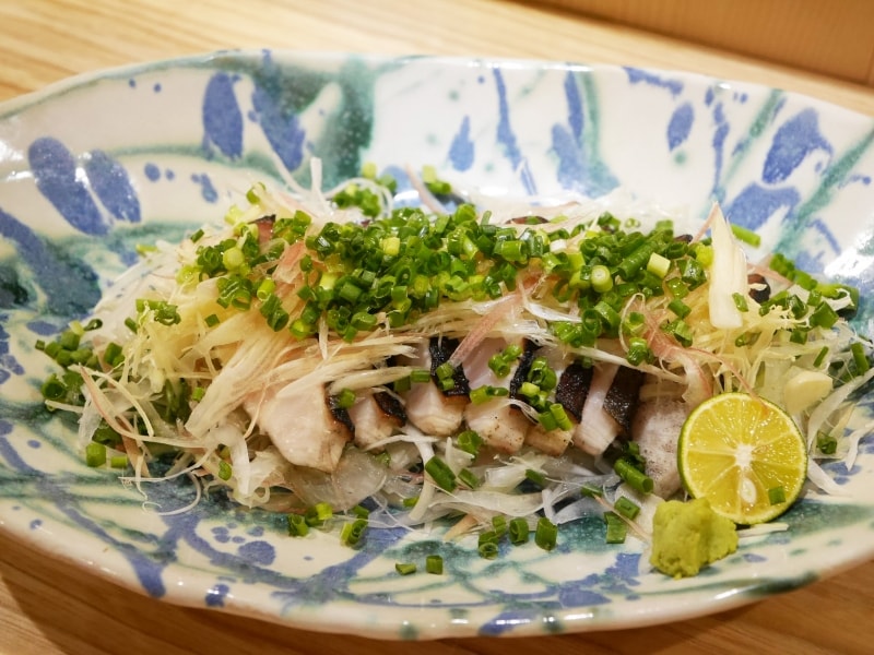 「ハマチの土佐風塩タタキ（1580円）」。グループで楽しめるサイズ（2017年11月17日撮影）