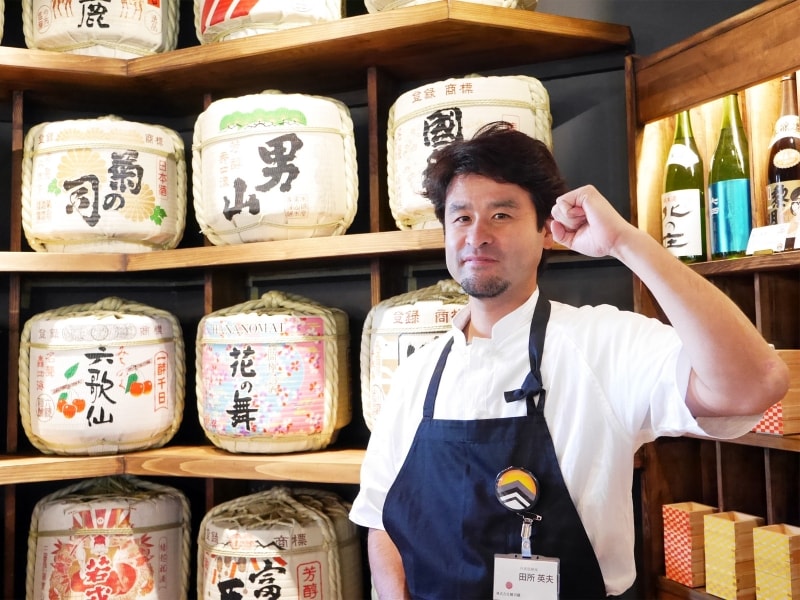 代表・田所英夫さん。「全国の美味しい日本酒と旨い肴を提供します！」（2017年11月17日撮影）