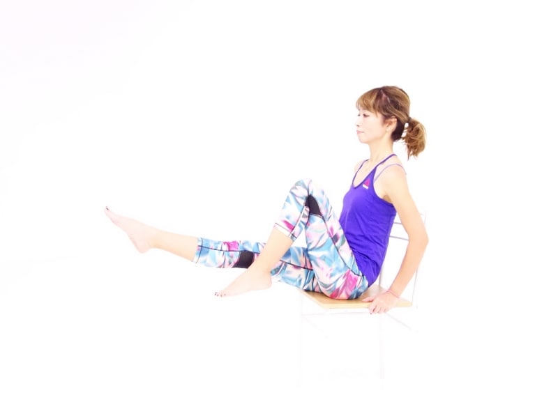 チェアーエクサ3undefined右足をまっすぐ前に伸ばします