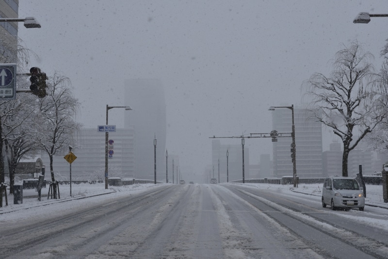 アイスバーン(路面凍結)の前にスタッドレスタイヤを