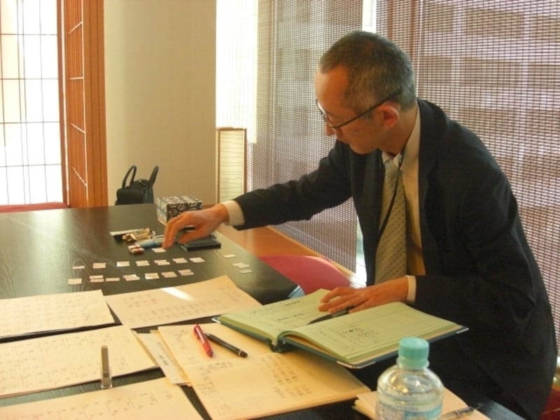 組み合わせに頭を捻る中田幹事