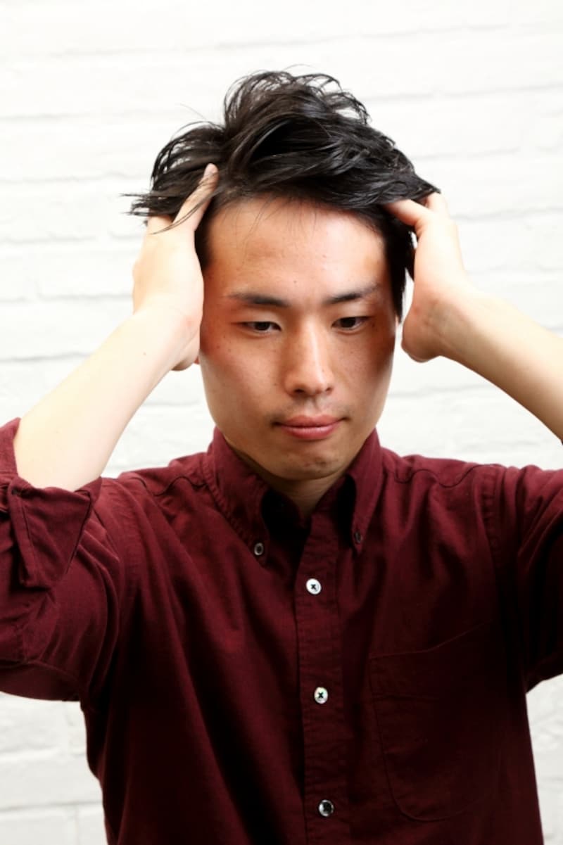 髪をかき上げる