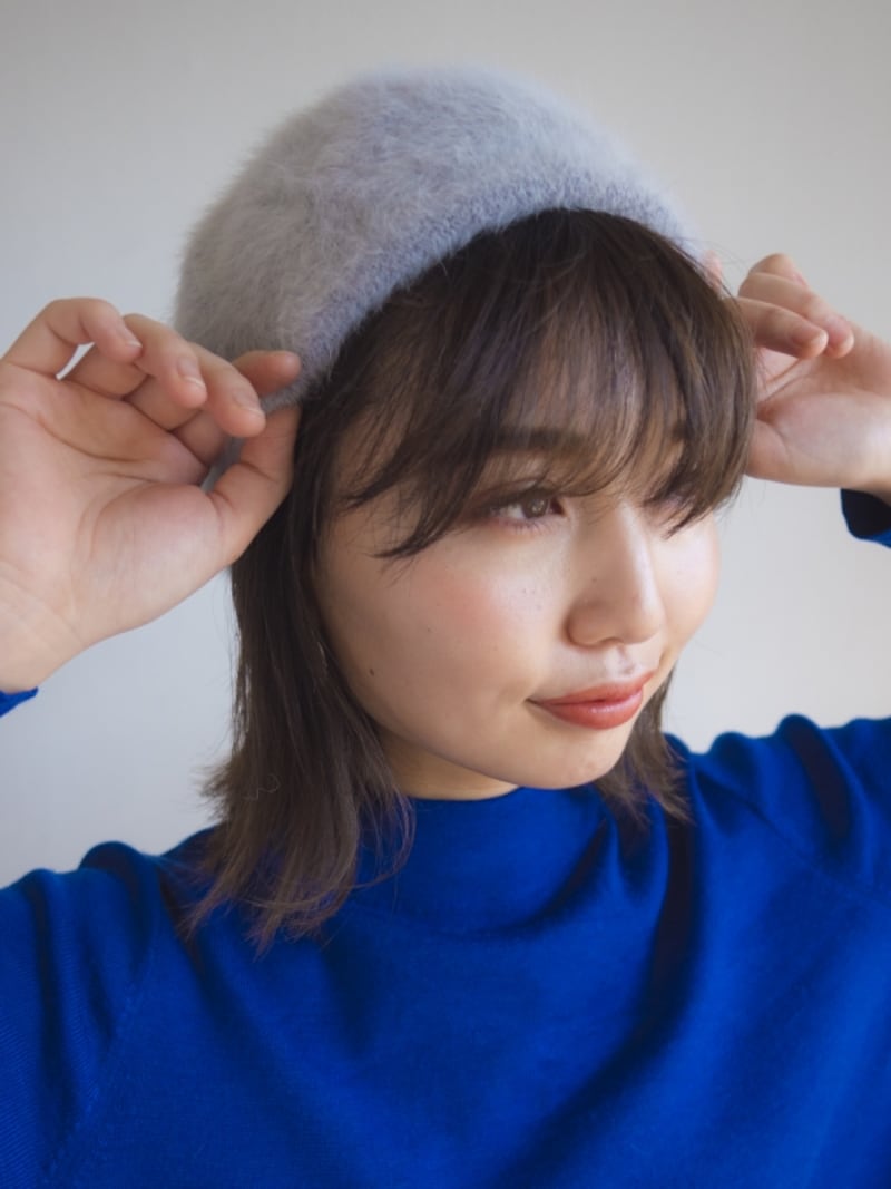 ベレー帽をやや浅めに被る