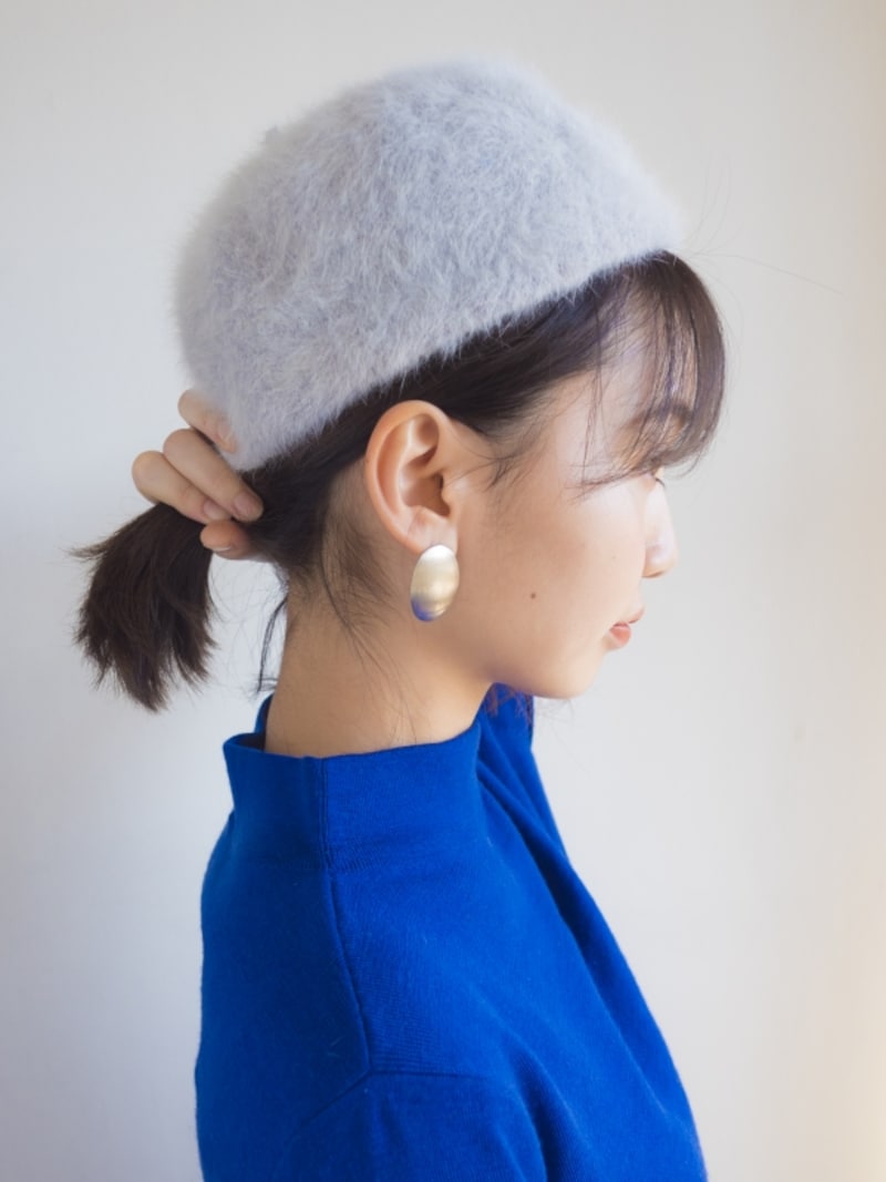 低めの位置でひとつに結ぶ