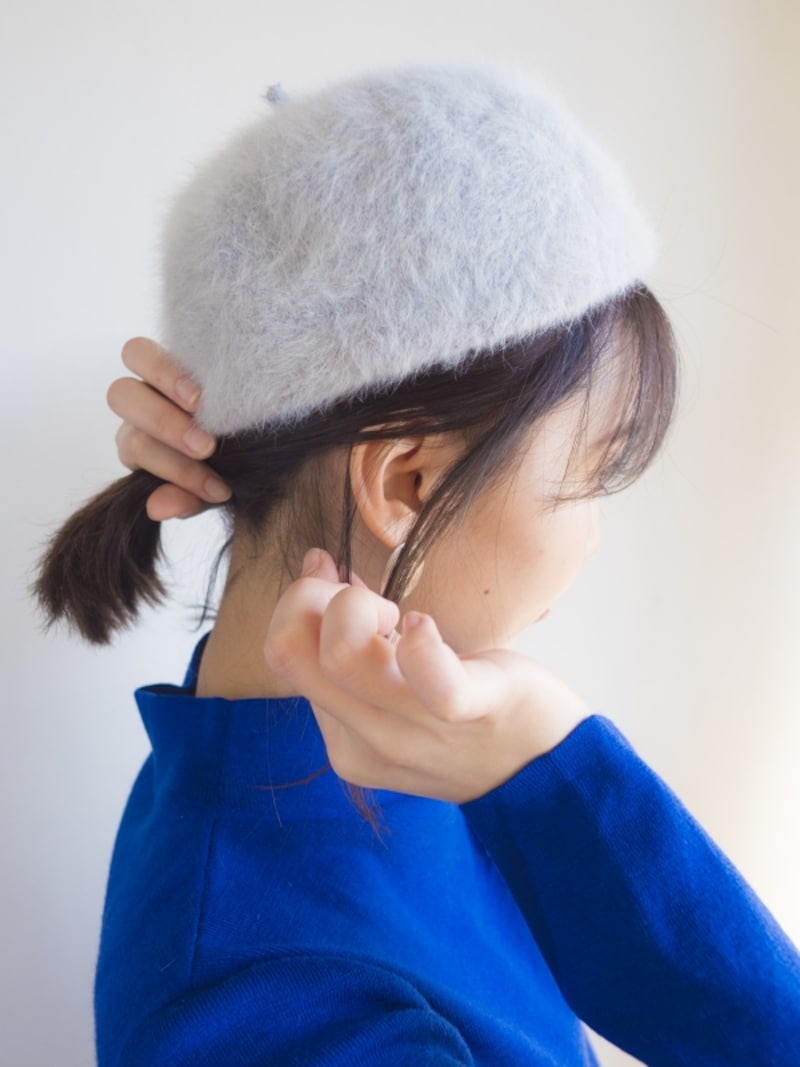 耳の上半分がかぶるようにするとこなれて見える