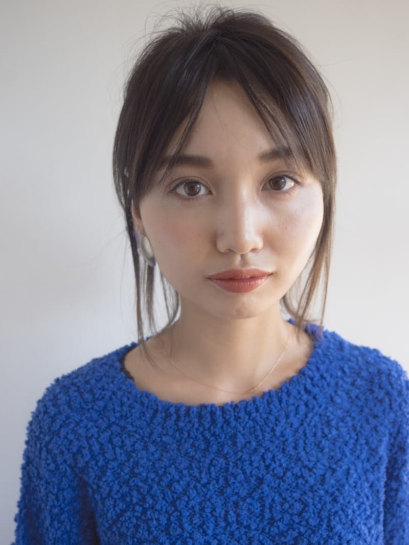 後れ毛を残してひとつ結びにした状態