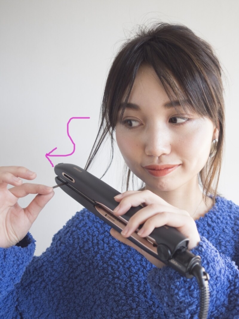 毛先を外ハネに巻く