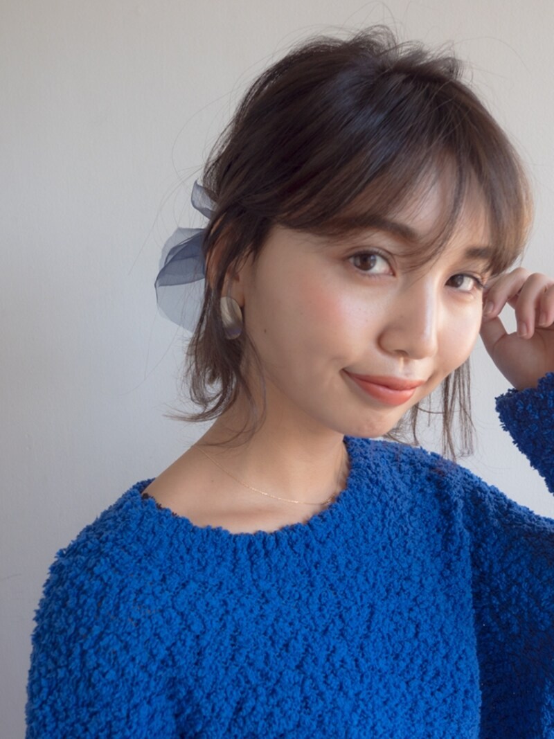 首筋の後れ毛にニュアンスがついてフェミニンな仕上がりに
