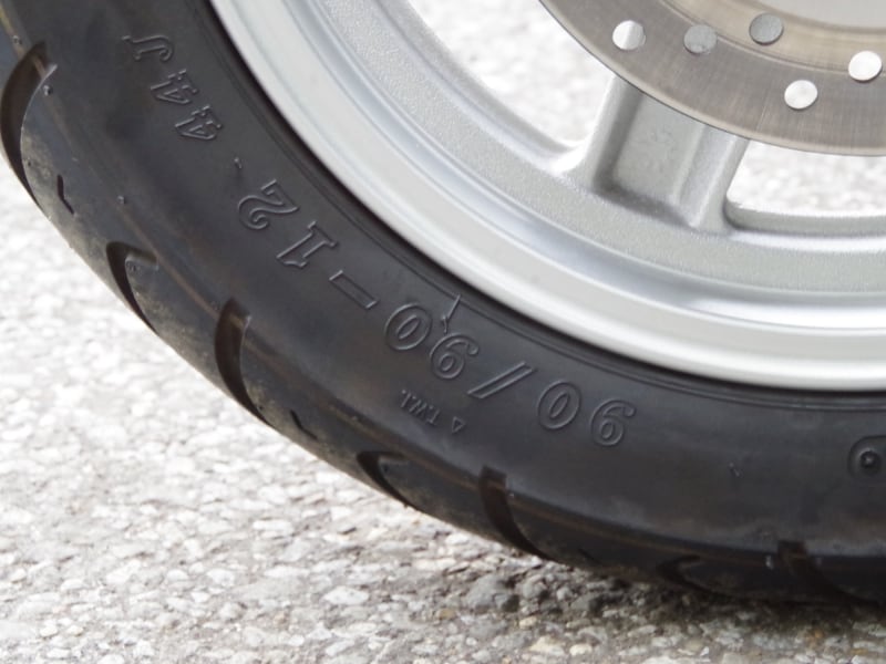 タイヤサイズは90/90-12undefinedインチ数は大きくなったが幅は変わらなかった