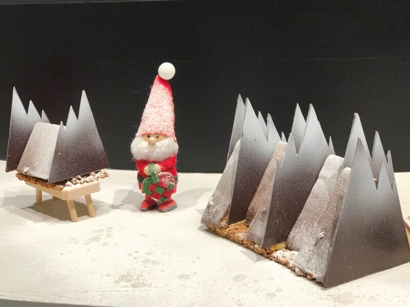 メープルと洋梨のブッシュ ド ノエル(L:4,800 円、S:750 円)