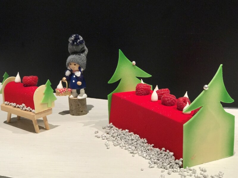 ラズベリーとピスタチオのブッシュ ド ノエル(L:5,200 円 S:850 円)