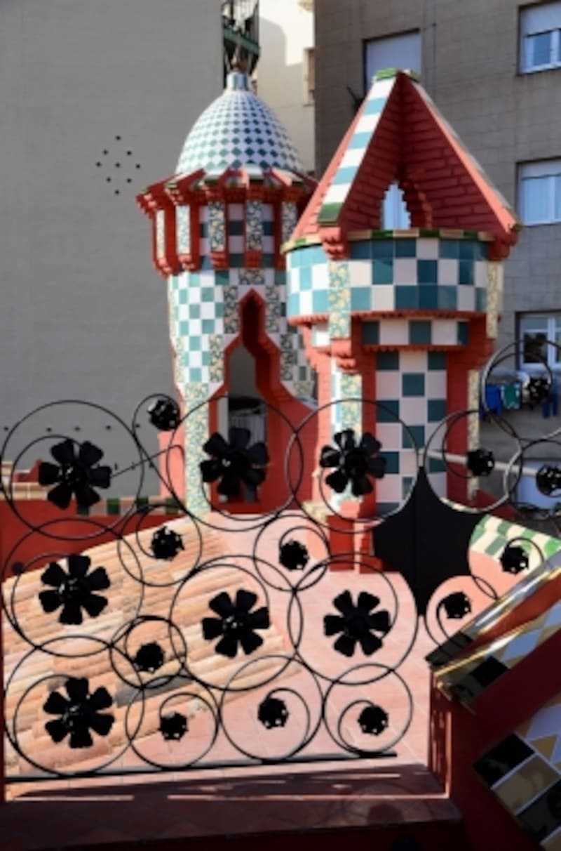 屋根の上の煙突。ガウディらしいセンスが光る