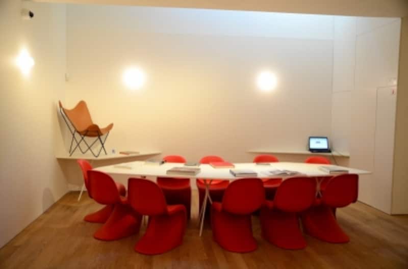 ミュージアムショップの隣にある図書スペース。ゆったりとしたソファでアートな書籍が見られる