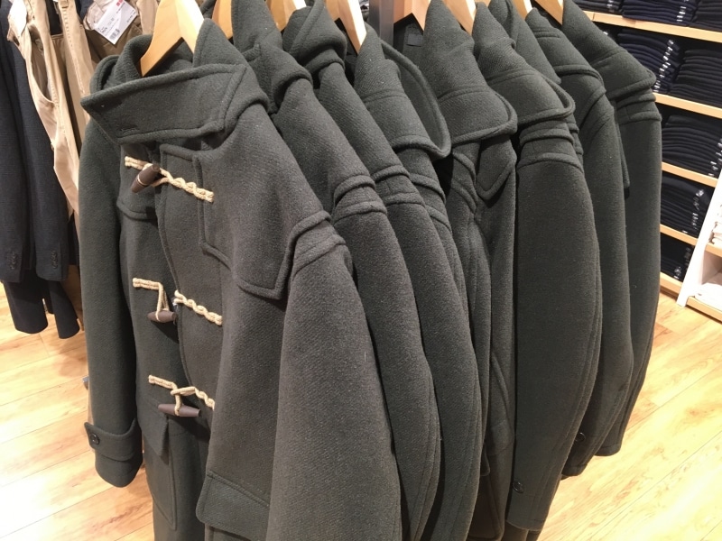 トング紐のねじれがアクセントになるユニクロのダッフルコート。パンツをアンクル丈にし白スニーカーでスッキリしたコーディネートがお薦めです。