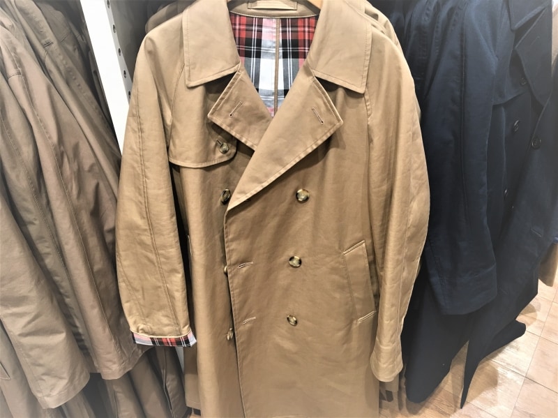 J.Wアンダーソンとコラボレーションしているトレンチコート。カラフルなチェック柄がアクセントになります。袖を折り返して着用したいですね。