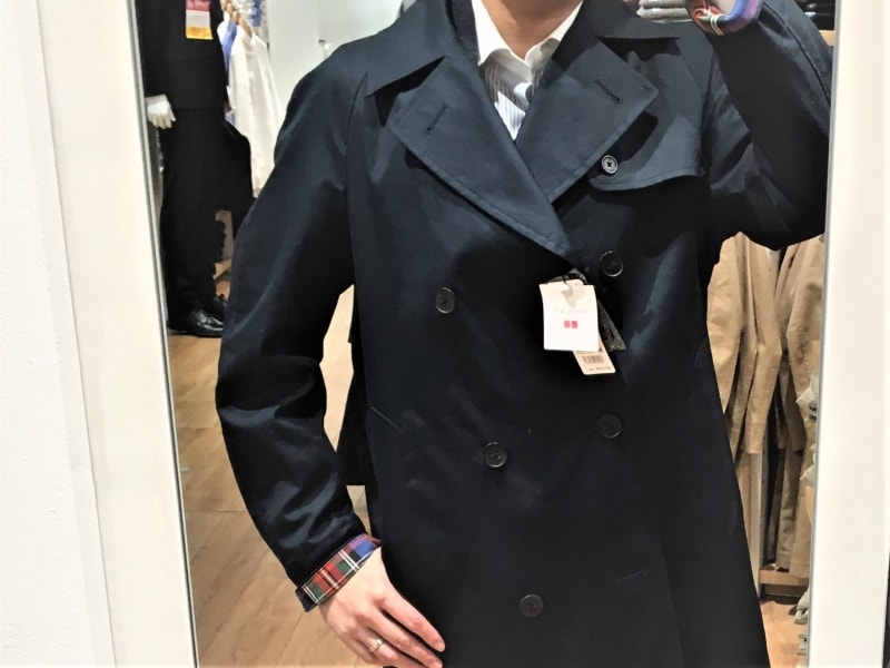 ダークカラーをチョイスすることで刑事っぽいイメージを払拭した着こなし。