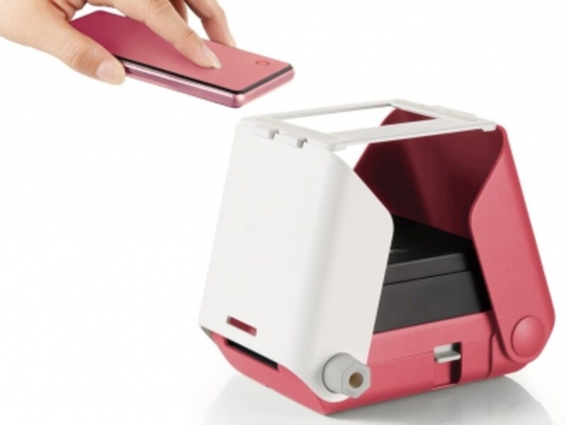 スマホ画面をチェキフィルムに焼き付けるしくみで、どこでも簡単にプリントができます