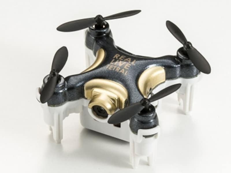 超小型なのに安定飛行が可能。約45分の充電で約3分の飛行が可能です