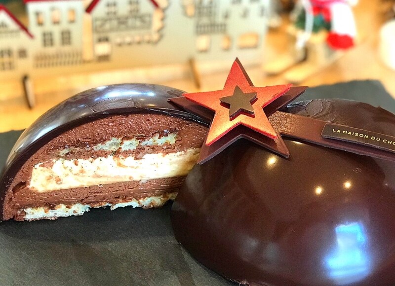 アーモンドとヘーゼルナッツの生地にバニラ風味のクレーム・ブリュレ、ダークチョコレートムースが重なっています