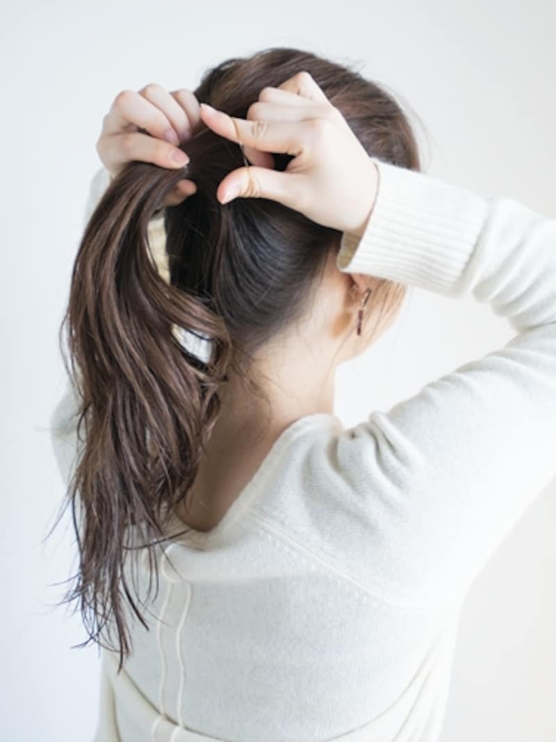 後頭部でひとつに結ぶ