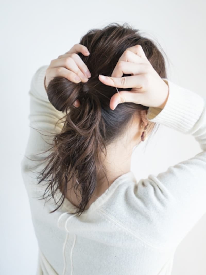 毛束の根元をシリコンゴムで結ぶ