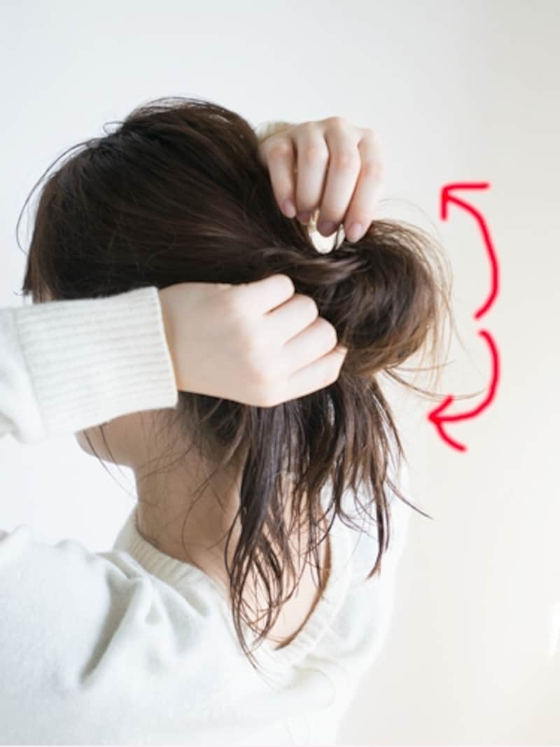 表面の毛束を指先で引き出す