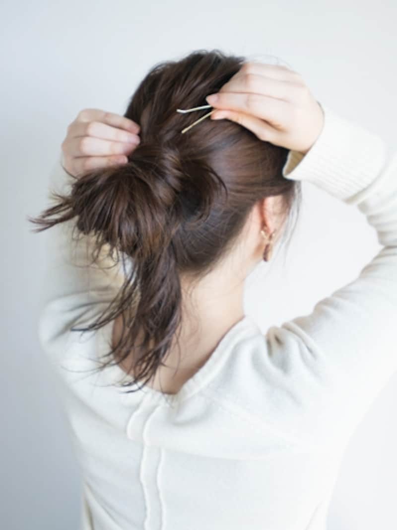 巻きつけた毛束をアメピンで固定