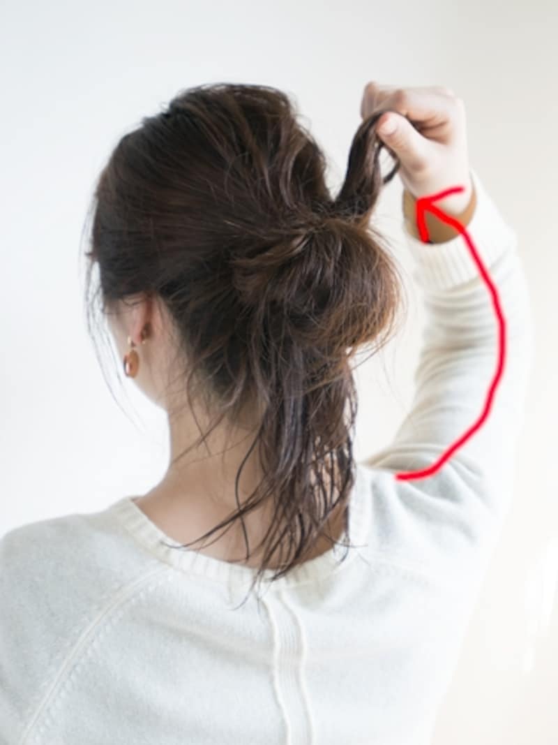 毛束を半分残して持ち上げる