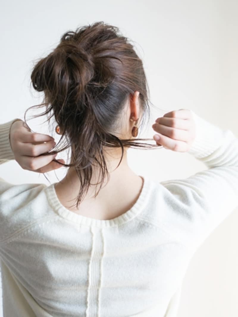 指先で毛束を作るようにワックスをつける