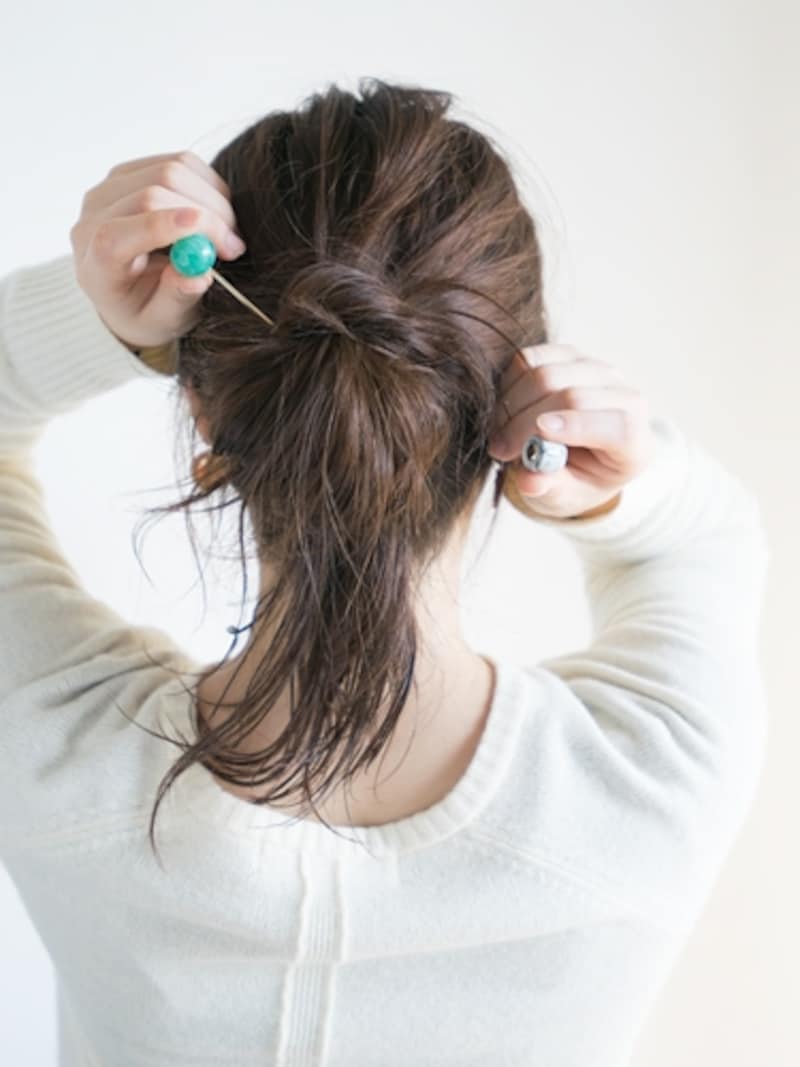 ヘアバトンをお団子の中心に通す