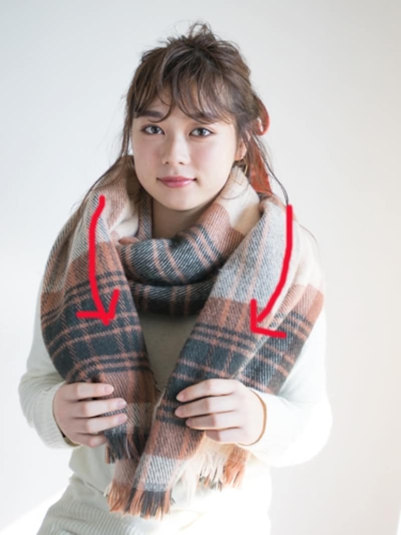 背中側のマフラーを前方に持ってくる